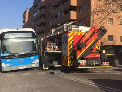 El autobús de la línea 44 que ha atropellado al peatón en Tetuán.