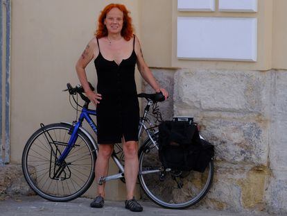 Andrea Speck, alemán no binario que ha ganado una sentencia para que la policía le reconozca con la tercera casilla, posando en el barrio de La Macarena, Sevilla.