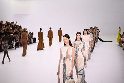 El desfile de Fendi de su colección de alta costura para la temporada otoño/invierno 2023, este jueves en París.
