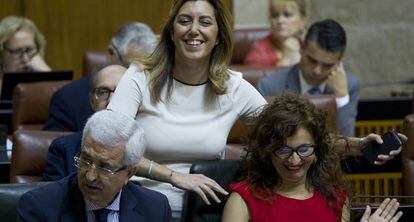 Díaz, junto a Jiménez Barrios y Montero, en el Parlamento.