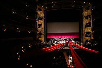 Un momento del espectacular montaje de <i>L&#39;home del paraigua,</i> en el Liceo.