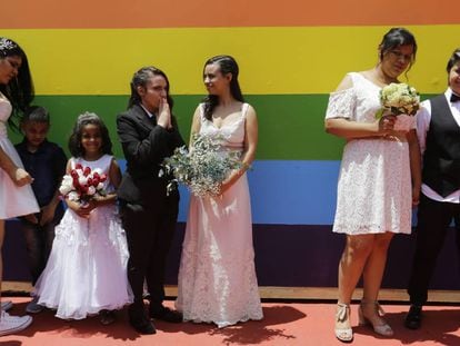 Parejas homosexuales esperan para casarse en São Paulo en diciembre.