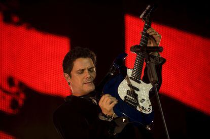 Alejandro Sanz no se corta a la hora de manifestar sus opiniones en torno a los presidentes del Gobierno de otros países. Así lo demostró en unas declaraciones que la revista brasileña <i>Veja</i> publicó este fin de semana y en las que el cantante se explaya en contra del mandatario venezolano Hugo Chávez: "Yo le odio, es un dictador que elimina todo aquello que no le gusta. Las personas pueden pensar más a la izquierda o más a la derecha, pero debe haber democracia siempre".