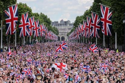 A crowd waits for the royal family to appear on the balcony of Buckingham Palace in London on Thursday.