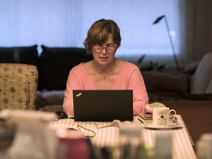 Una mujer trabaja desde casa, durante el confinamiento debido a la pandemia del coronavirus.