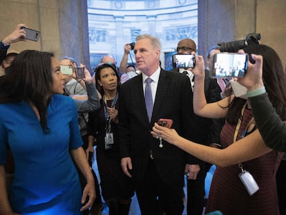 Kevin McCarthy, este miércoles, rodeado de periodistas, a su llegada al Capitolio.