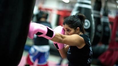 Maya Houdroge (32 años), entrenadora física personal de artes marciales. Ha ganado varias medallas de oro y está preparándose para el campeonato femenino de 'muay thai' (un arte marcial) en Dubái, el próximo 16 de diciembre.