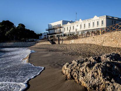 El hostal Empúries ubicado frente al mar y junto al yacimiento arqueológico del mismo nombre.