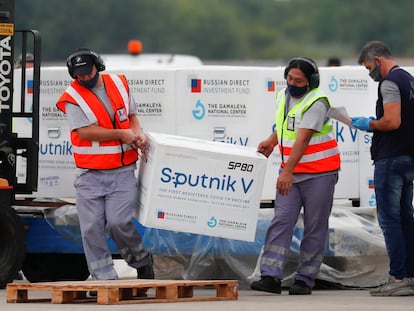 Descarga de cajas con vacunas Sputnik V en el Aeropuerto Internacional Ezeiza, en Buenos Aires (Argentina), el 28 de enero.