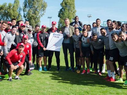 El plantel de los Lobos junto con Felix Welling, emisario del Wolfsburgo.