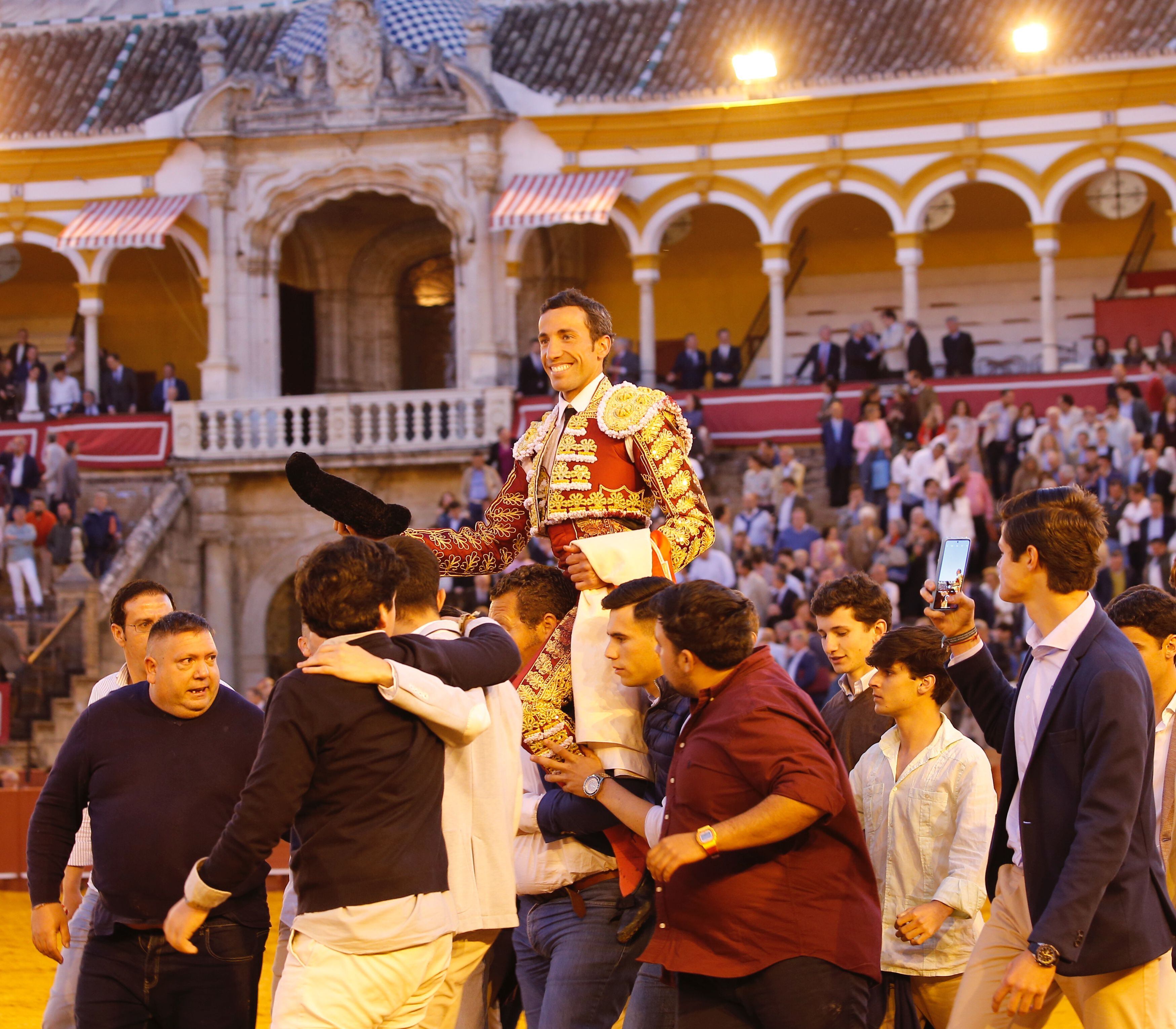 David de Miranda, a hombros en La Maestranza.