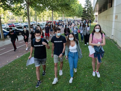 Estudiantes a punto de iniciar los exámenes de Selectividad en Lleida, el pasado 7 de julio.