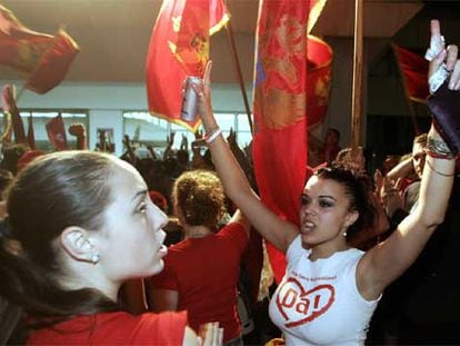 Dos partidarias de la independencia celebran la victoria en la madrugada de ayer en Podgorica, capital de Montenegro.