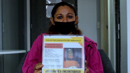 Angélica Berrospe sujeta el cartel de búsqueda de su hijo Yonathan Mendoza, desaparecido en Veracruz