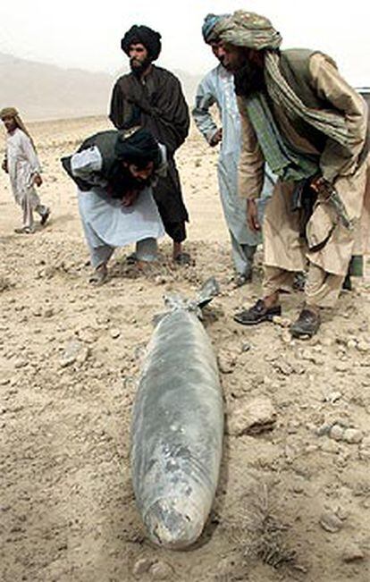 Un grupo de combatientes talibanes examina una bomba estadounidense que no llegó a estallar en el norte de Kandahar.