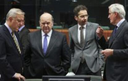 De izq a dcha: El vicepresidente y comisario europeo de Asuntos Económicos, Olli Rehn,el ministro irlandés de Finanzas, Michael Noonan, el presidente del Eurogrupo, Jeroen Dijsselbloem y el comisario europeo de Mercado Interior, Michel Barnier, conversan el 17 de diciembre de 2013.