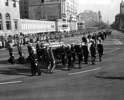 El féretro del ex presidente de EE.UU. John F. Kennedy durante su cortejo fúnebre desde la Casa Blanca hasta el Capitolio de los EE UU, en Washington, 24 de noviembre de 1963.