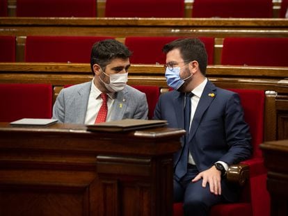 El vicepresidente catalán, Jordi Puigneró, de Junts, y el presidente Pere Aragonès, de ERC, el miércoles en el Parlament.