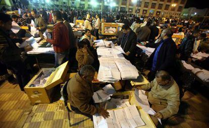 Oficiales electorales cuentan votos, el pasado martes, en El Cairo.