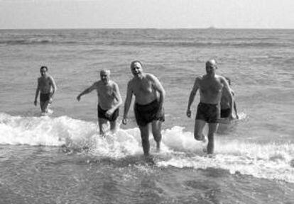 Manuel Fraga, durante su baño en Palomares en 1966.