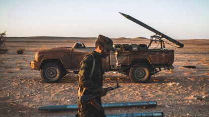 Un combatiente del Frente Polisario en la zona bajo control del movimiento saharaui en el Sáhara Occidental, el pasado 15 de octubre.