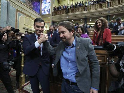 Pablo Iglesias felicita a Sánchez tras la votación.