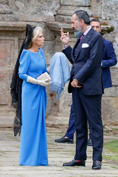 Jaime De Marichalar charla con la madre del novio, Cristina Hohenlohe, antes de que comenzara la ceremonia.