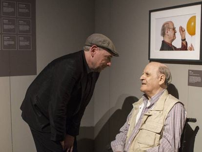 Daniel Mordzinski y Quino dialogan frente al retrato del padre de Mafalda en la muestra en el CCK.