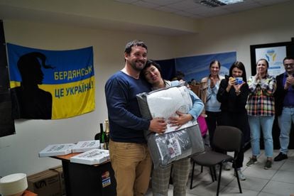 El concejal Viktor Tsukanov y un grupo de empleados municipales y voluntarios de Berdiansk, ciudad de la región de Zaporiyia ocupada por los rusos, celebran un cumpleaños en las oficinas donde ayudan a los refugiados.