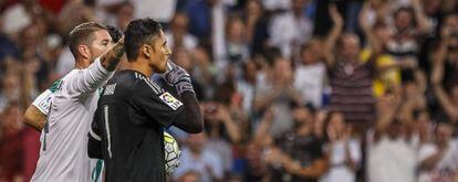 Ramos felicita a Navas por pararle el penalti a Rubén Castro, del Betis.