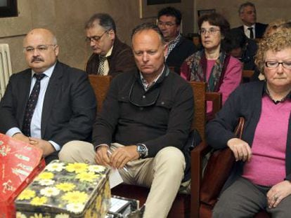 Josep Juan Cardona (i);  Kurt Viaene (c) y Antonia Ordinas (d), el pasado martes durante el juicio.