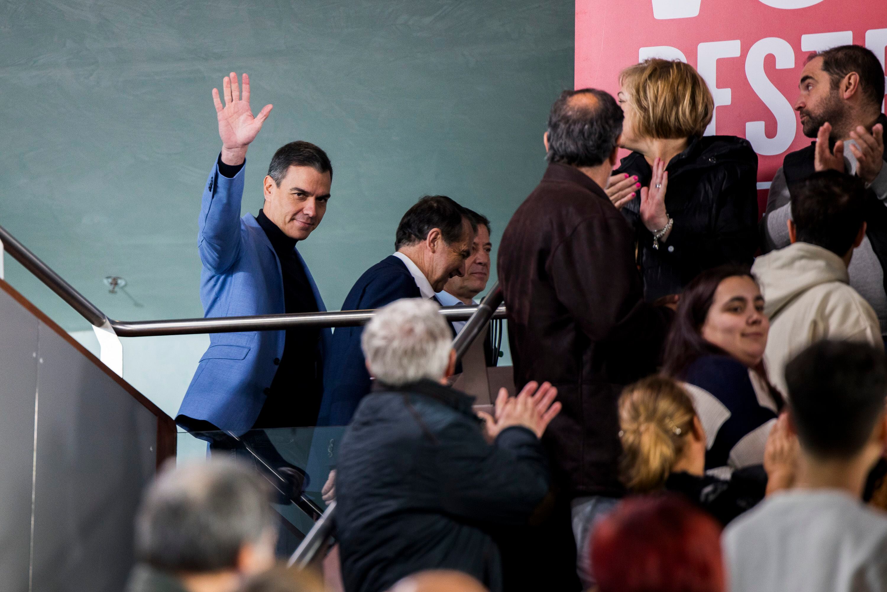 Pedro Sánchez saluda a los asistentes al mitin del PSOE, el 10 de febrero en Vigo. 