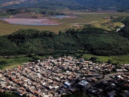 Viviendas de Congonhas bajo una de las 23 balsas de residuos mineros que rodean la ciudad de Minas Gerais (Brasil).
