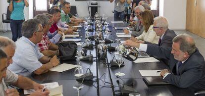 Susana D&iacute;az, con los comit&eacute;s de empresa de Navantia este lunes.