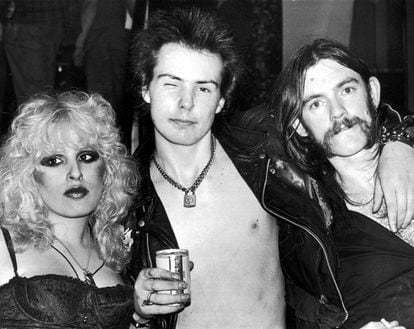 Un trío peligroso de fiesta: Sid Vicious (de Sex Pistols) con su novia Nancy Spungen, y Lemmy.