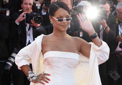 Rihanna no se pudo resistir a la tendencia y se saltó todos los protocolos al llevar unas gafas de sol con un traje largo en la alfombra roja.