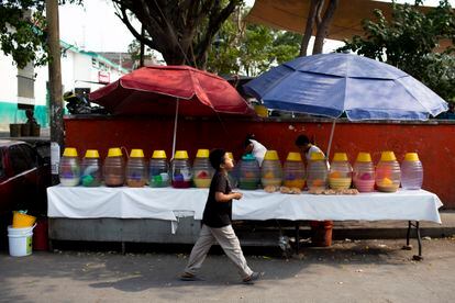 Un niño camina en el mercado municipal de Xoxocotla, el 25 de mayo de 2022.