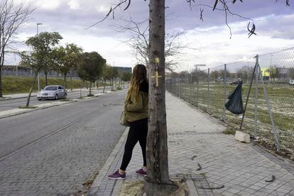 Una mujer espera a los clientes en el polígono de Villaverde Alto, en Madrid, el pasado noviembre de 2020. 