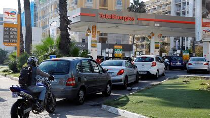 Fila de coches en una gasolinera de TotalEnergies en Niza, el 17 de octubre de 2022.