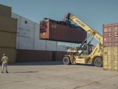 Una grúa traslada un contenedor en el puerto industrial de Mazatlán (Estado de Sinaloa), el 3 de enero.