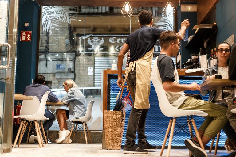 Un empleado de restaurante con varios comensales, en Toledo, el pasado mes de septiembre.