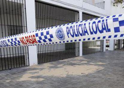 Imagen del lugar en el que cayó el cuerpo del hombre tras arrojarse desde la azotea.