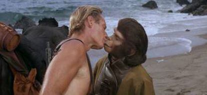 Charlton Heston y Kim Hunter, caracterizada como Zira, en la película 'El planeta de los simios'.