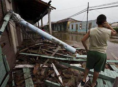 Un joven cubano observa los restos de su casa, en la provincia de Pinar del Río