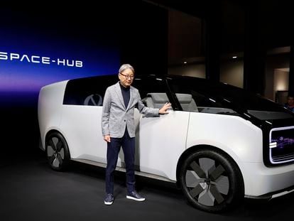 Toshihiro Mibe, consejero delegado de Honda, este martes junto a uno de los prototipos para fabricar sus nuevos vehículos eléctricos.