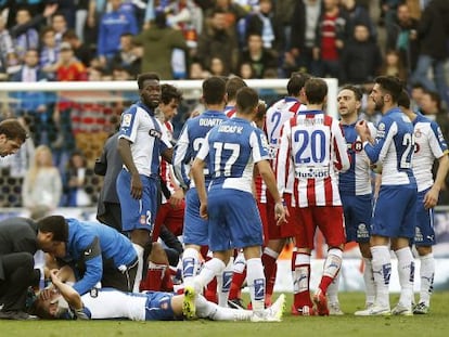 Abraham es atendido tras recibir un codazo de Miranda.