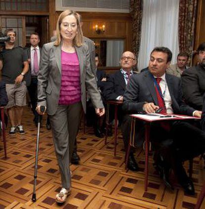 Ana Pastor, con muleta tras fracturase el meñique del pie derecho en su viaje a Brasil.