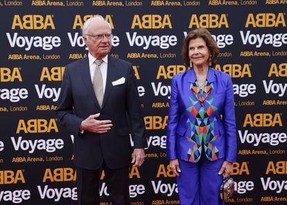 El rey sueco Carl Gustaf y la reina Silvia en la alfombra roja de la presentación inaugural del espectáculo 'ABBA Voyage' en el ABBA Arena del Queen Elizabeth Olympic Park, en Londres.