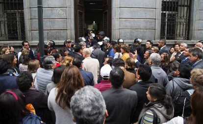 La policìa peruana impide la entrada al Congreso.