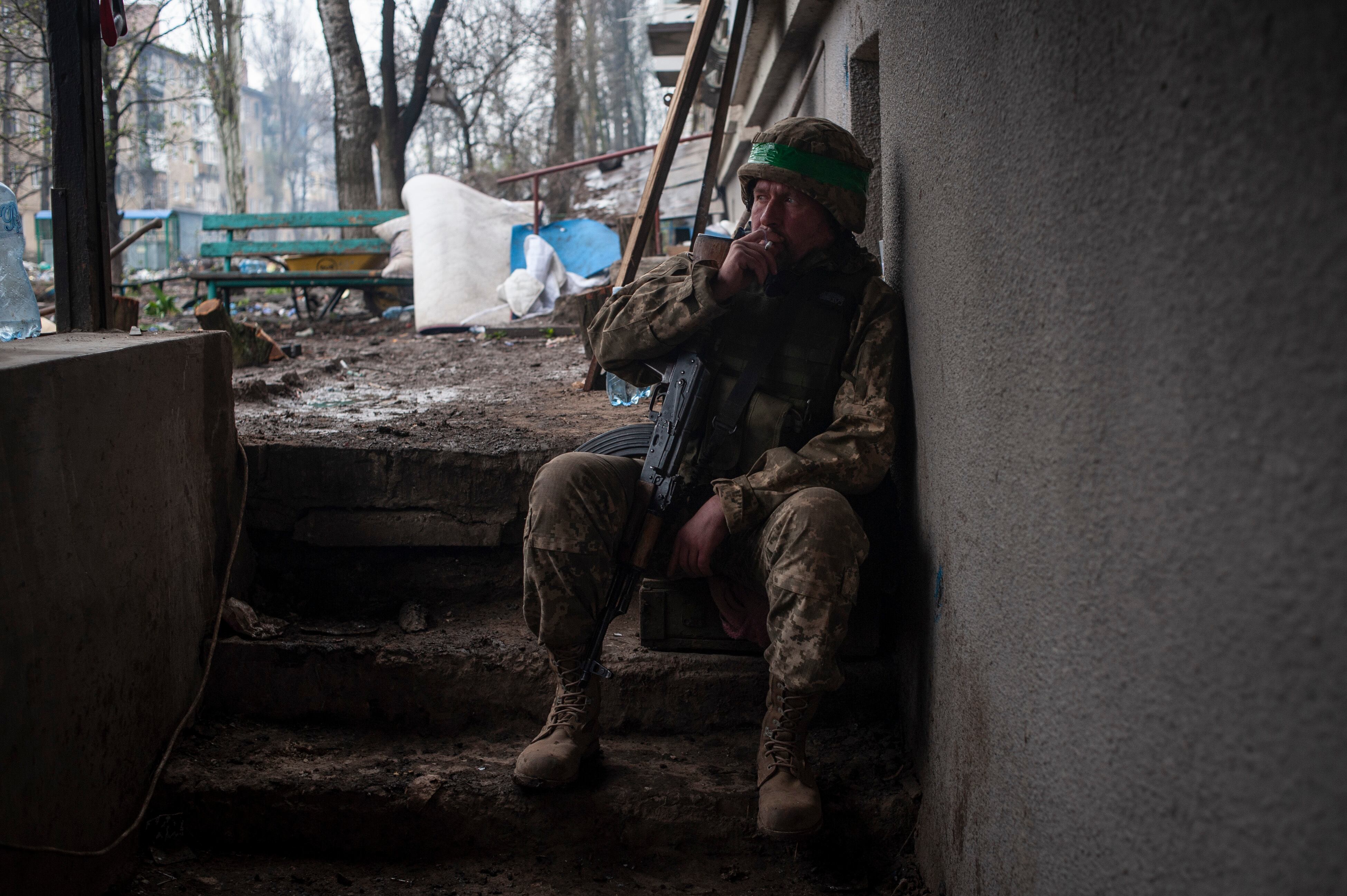 Un soldado ucranio fuma un pitillo mientras se toma un respiro en la ciudad asediada de Bajmut (Donetsk), en el este de Ucrania.